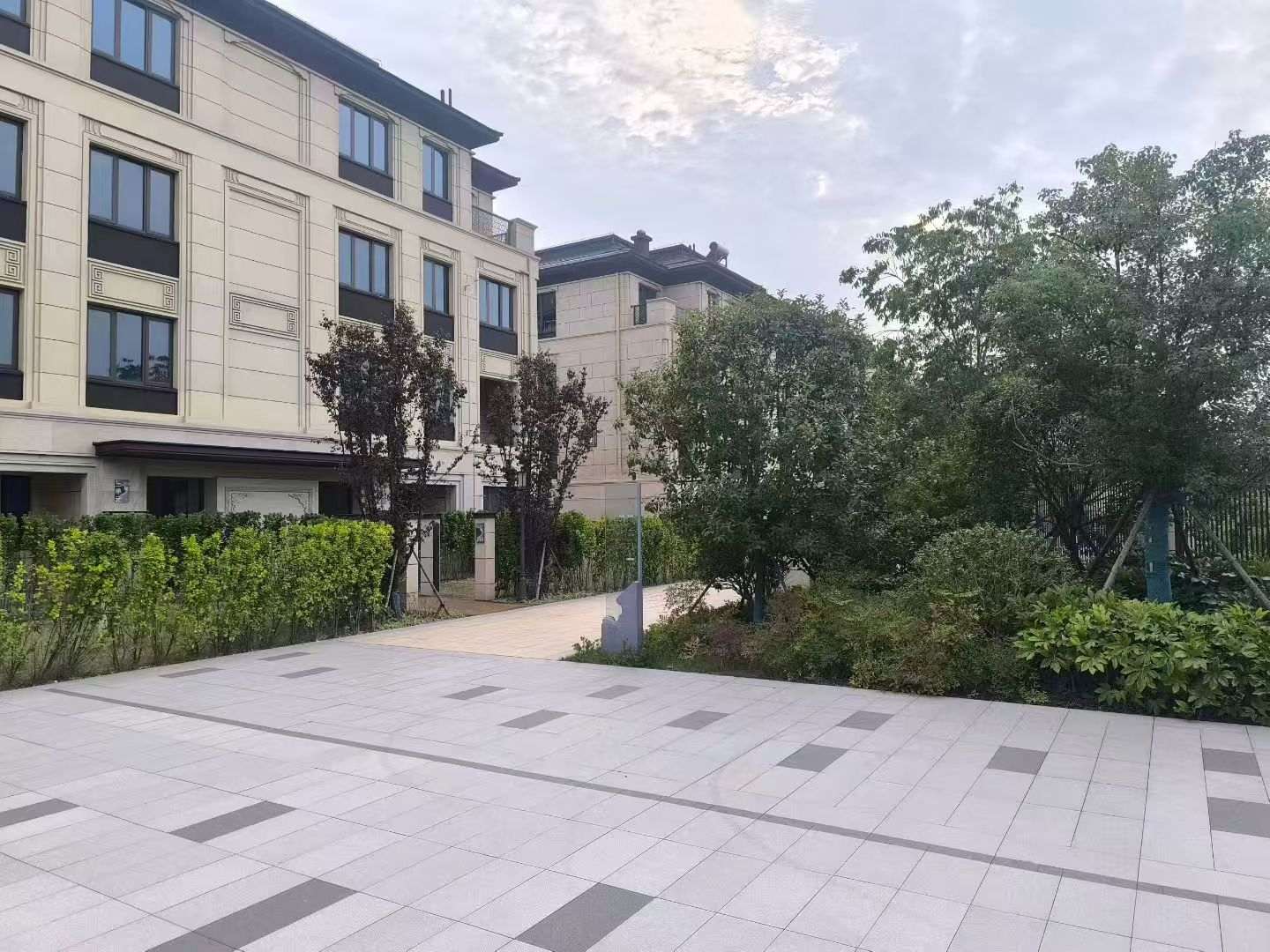 十堰 芝麻白与芝麻白搭配铺装，尺寸1200*600