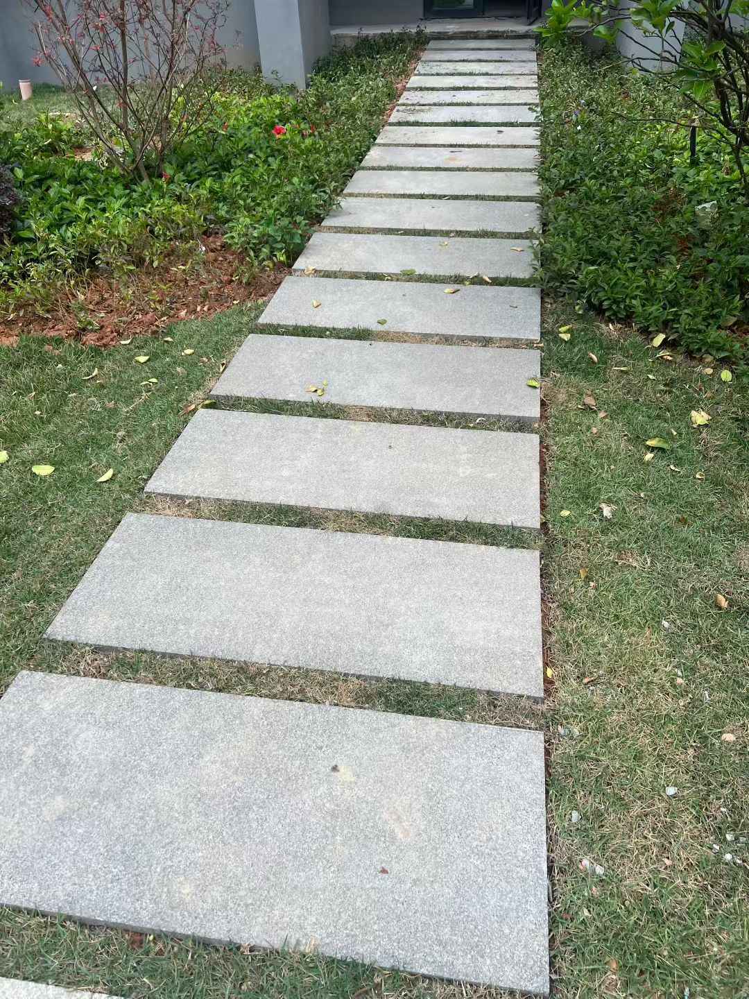十堰 芝麻黑小区踏步、汀步石铺装效果