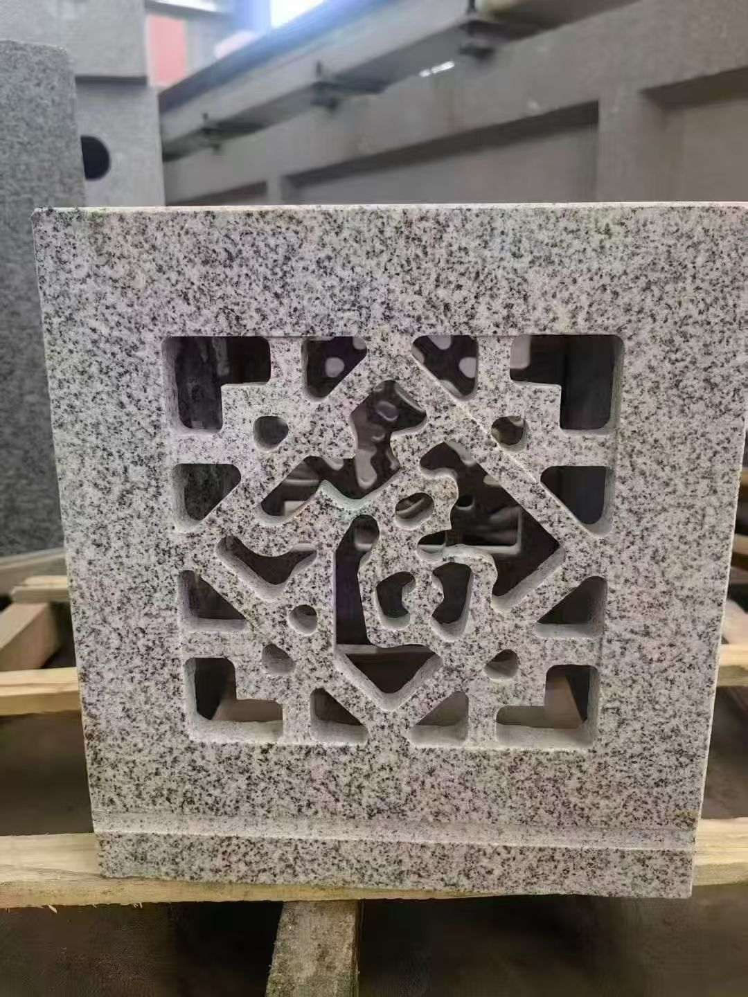 十堰 芝麻白花岗岩镂空雕花灯笼